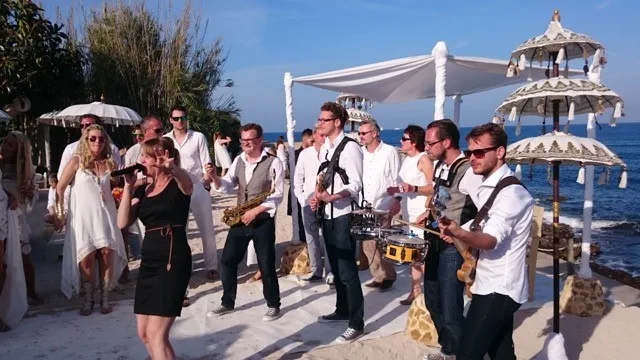 Sommerfest mit Sonne, Menschen und fröhlicher Atmosphäre im Freien.